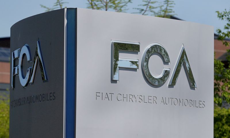 &copy; Reuters. Insegna di Fiat Chrysler Automobiles (FCA) presso la sede negli Stati Uniti ad Auburn Hills, Michigan, USA, 25 maggio 2018. REUTERS/Rebecca Cook 

