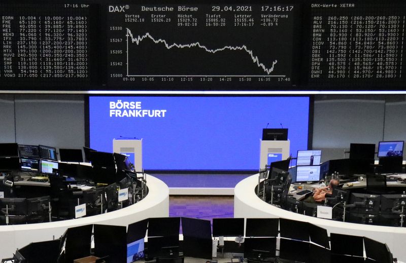 &copy; Reuters. FOTO DE ARCHIVO: El gráfico del índice de precios alemán DAX en una pantalla en el interior de la Bolsa de Fráncfort, Alemania, el 29 de abril de 2021. REUTERS/Personal