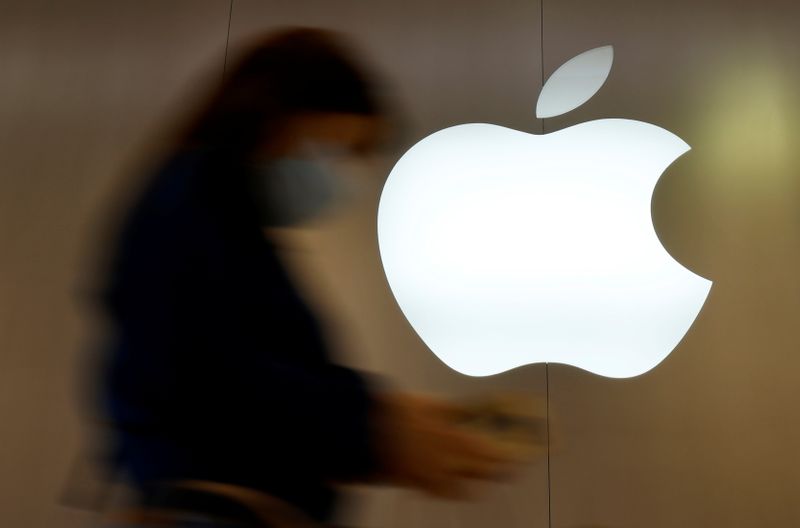 &copy; Reuters. A woman walks past an Apple logo in front of an Apple store in Saint-Herblain near Nantes, France, September 16, 2021.  REUTERS/Stephane Mahe