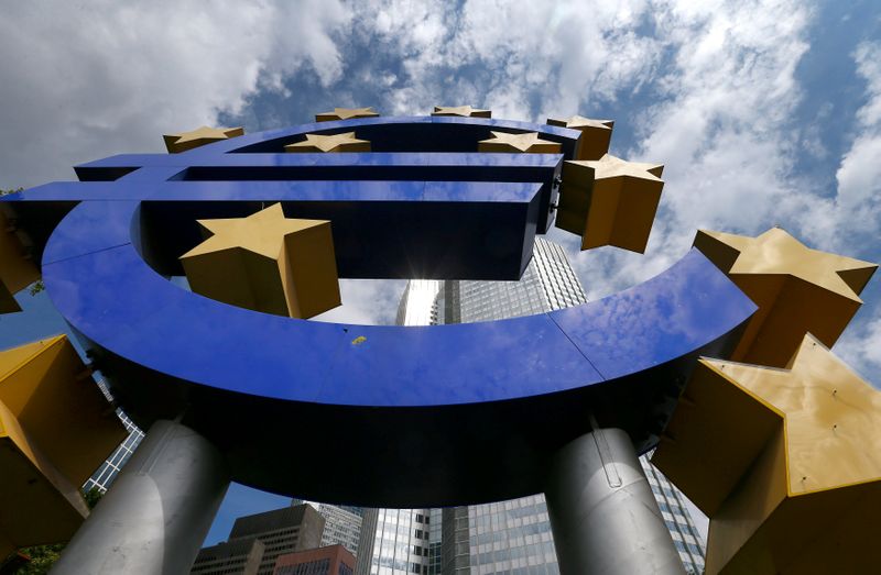 &copy; Reuters. Logo euro presso la sede della Banca centrale europea a Francoforte. REUTERS/Ralph Orlowski