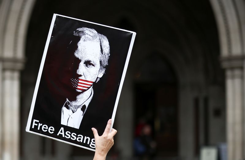 &copy; Reuters. A supporter of Wikileaks founder Julian Assange protests outside the Royal Courts of Justice in London, Britain, October 27, 2021. REUTERS/Henry Nicholls