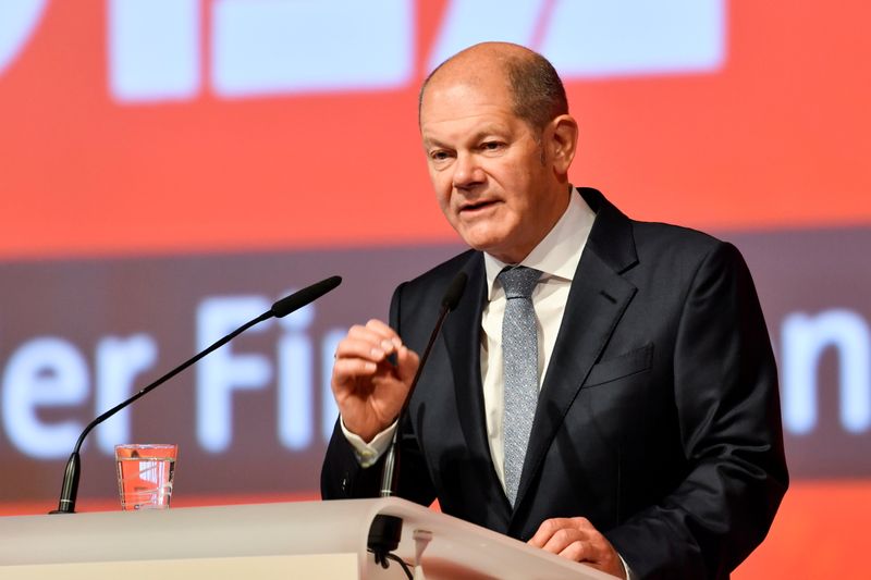 &copy; Reuters. Social Democratic Party (SPD) candidate for Chancellor Olaf Scholz delivers a speech at the trade union IG BCE's five-day congress in Hanover, Germany, October 27, 2021. REUTERS/Fabian Bimmer