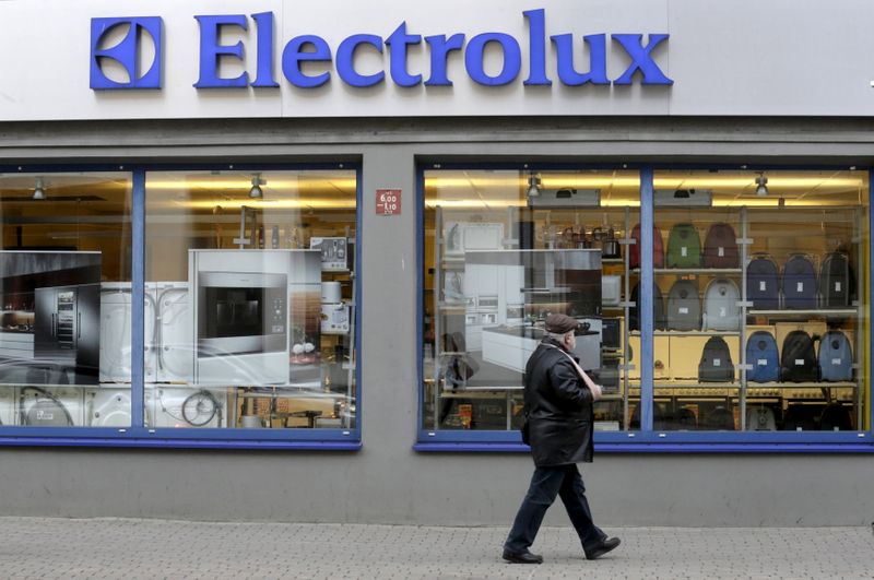 &copy; Reuters. A man walks past an Electrolux shop in Riga, Latvia November 12, 2013. REUTERS/Ints Kalnins/File Photo