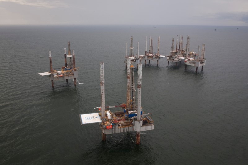 &copy; Reuters. Piattaforme offshore nel Golfo del Messico vicino Port Fourchon, Louisiana.  REUTERS/Lee Celano