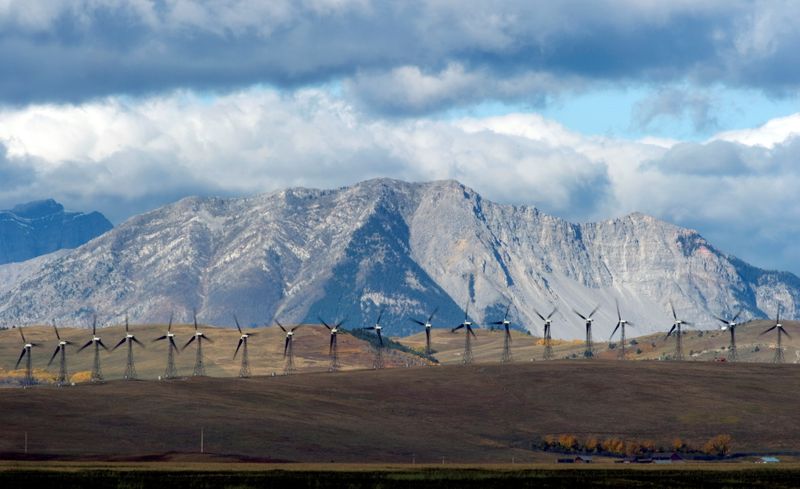 © Reuters. FILE PHOTO: Windmills generate electricity in the windy rolling foothills of the Rocky Mountains near the town of Pincher Creek, Alberta, September 27, 2010. REUTERS/Todd Korol/File Photo
