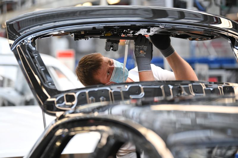 © Reuters. FILE PHOTO: An employee works at the A3 and A4 production line of the German car manufacturer Audi, amid the spread of the coronavirus disease (COVID-19) in Ingolstadt, Germany, June 3, 2020. REUTERS/Andreas Gebert/File Photo