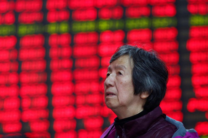 &copy; Reuters. An investor looks at an electronic board showing stock information on the first trading day after the New Year holiday at a brokerage house in Shanghai, China, January 3, 2017.  REUTERS/Aly Song