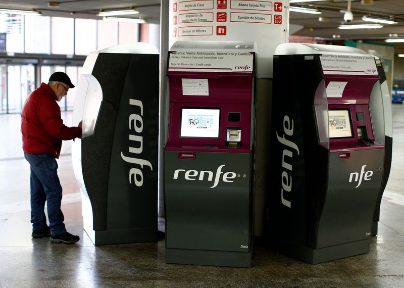 &copy; Reuters. FOTO DE ARCHIVO: Un pasajero utiliza una taquilla electrónica para comprar un billete de tren de Renfe en la estación de tren de Atocha en Madrid, España, 3 de marzo de 2016. REUTERS/Paul Hanna