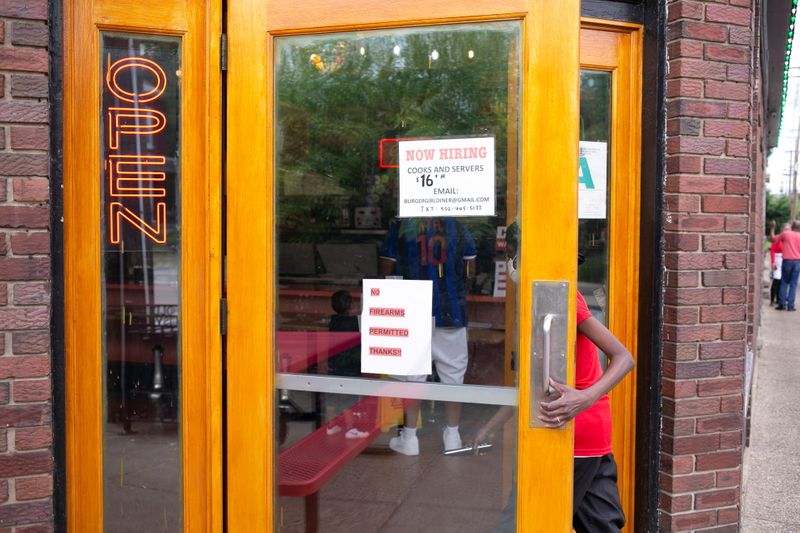 &copy; Reuters. FOTO DE ARCHIVO: Un cartel de contratación en la entrada del restaurante Burger Boy, en un momento en que muchos negocios de restauración se enfrentaban a la escasez de personal en Louisville, Kentucky, Estados Unidos, 7 de junio de 2021. REUTERS/Amira 