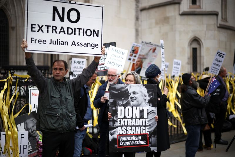 &copy; Reuters. Simpatizantes del fundador de Wikileaks, Julian Assange, protestan frente a los Tribunales Reales de Justicia en Londres, Reino Unido, 27 de octubre de 2021. REUTERS/Henry Nicholls