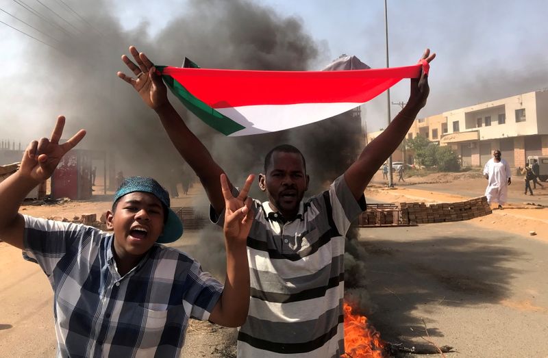 &copy; Reuters. Un manifestante ondea una bandera en protesta contra el golpe de estado en Jartum, Sudán. 25 octubre 2021. REUTERS/Mohamed Nureldin Abdallah