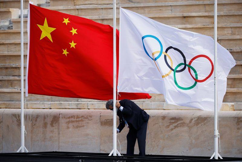 &copy; Reuters. Imagen de archivo de las banderas de China y los Juegos Olímpicos siendo izadas antes de la ceremonia de entrega de la llama olímpica para los Juegos Olímpicos de Invierno de Pekín 2022, en Atenas, Grecia. 19 de octubre, 2021. REUTERS/Alkis Konstantin