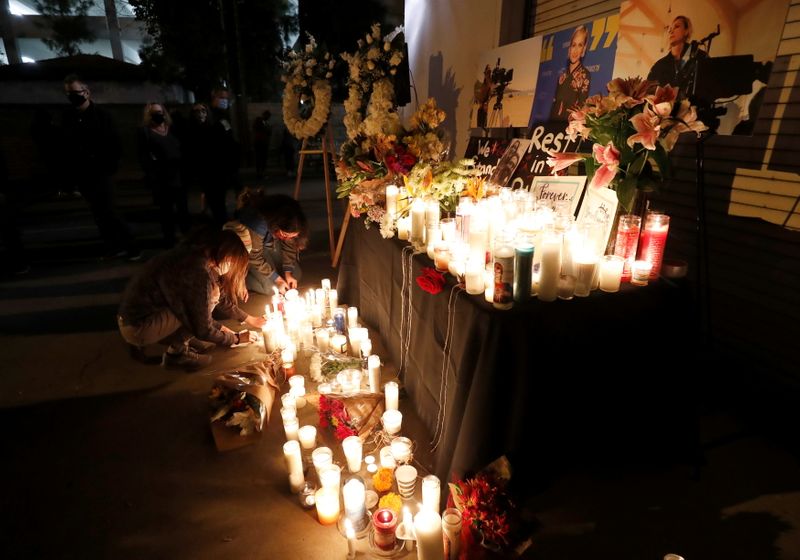 &copy; Reuters. People attend a vigil for late cinematographer Halyna Hutchins, who was fatally shot on the film set of "Rust", in Burbank, California, U.S. October 24, 2021.  Picture taken October 24, 2021.  REUTERS/Mario Anzuoni