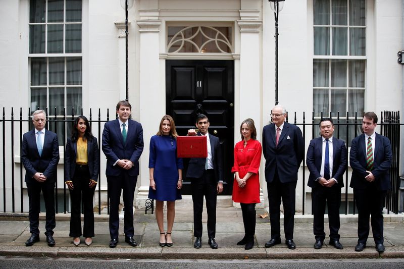 &copy; Reuters. Britain's Chancellor of the Exchequer Rishi Sunak holds the budget box as he poses with his treasury team outside Downing Street in London, Britain, October 27, 2021. REUTERS/Peter Nicholls