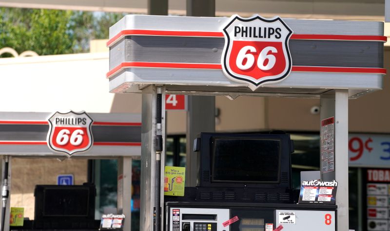 &copy; Reuters. FILE PHOTO: The Phillips 66 gas station in Superior, Colorado, U.S., July 27, 2017.  REUTERS/Rick Wilking/File Photo