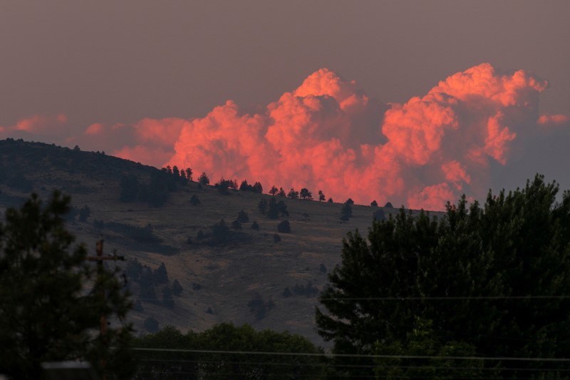 &copy; Reuters. FILE PHOTO: Smoke billows over the hills to the north of a Red Cross disaster shelter as the Bootleg Fire expands to over 210,000 acres. Klamath Falls, Oregon, U.S., July 14, 2021.   REUTERS/Mathieu Lewis-Rolland/File Photo