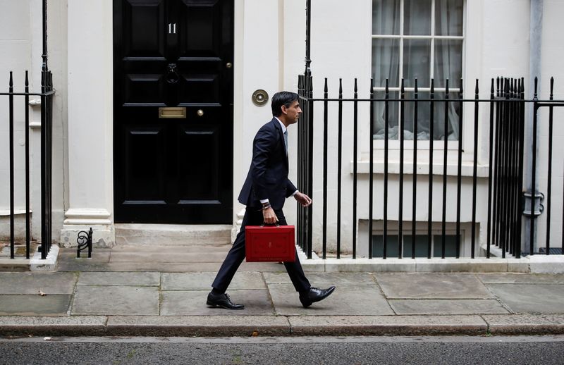 © Reuters. Britain's Chancellor of the Exchequer Rishi Sunak carries the budget box outside Downing Street in London, Britain, October 27, 2021. REUTERS/Peter Nicholls