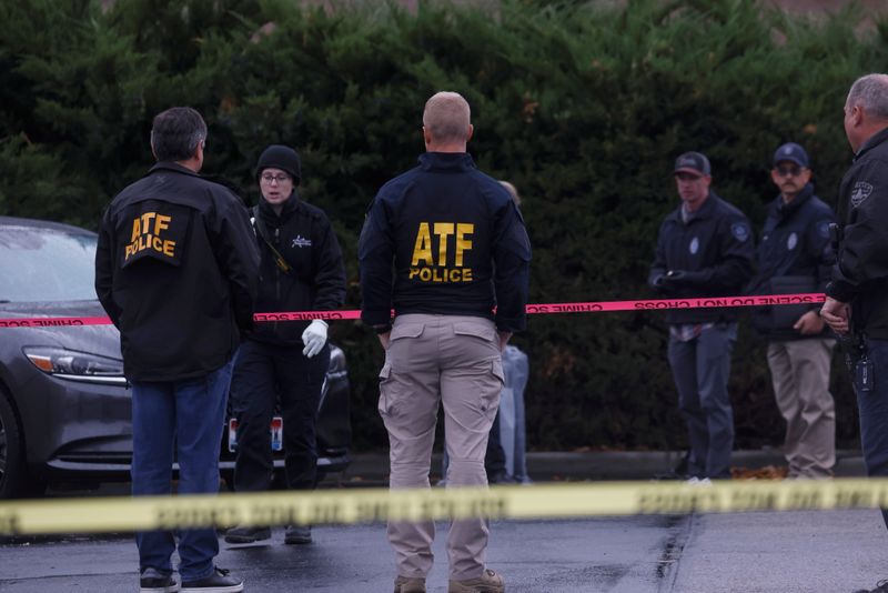© Reuters. Policiais coletam evidências perto do local do tiroteio no shopping Boise Towne Square em Boise, Idaho, EUA
25/10/2021 REUTERS/Shannon Stapleton