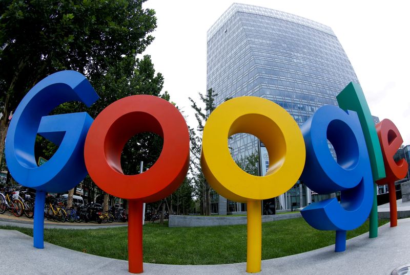 © Reuters. Logotipo da marca do Google, da Alphabet Inc, pode ser visto fora de seu escritório em Pequim, na China, 
08/08/2018
REUTERS/Thomas Peter