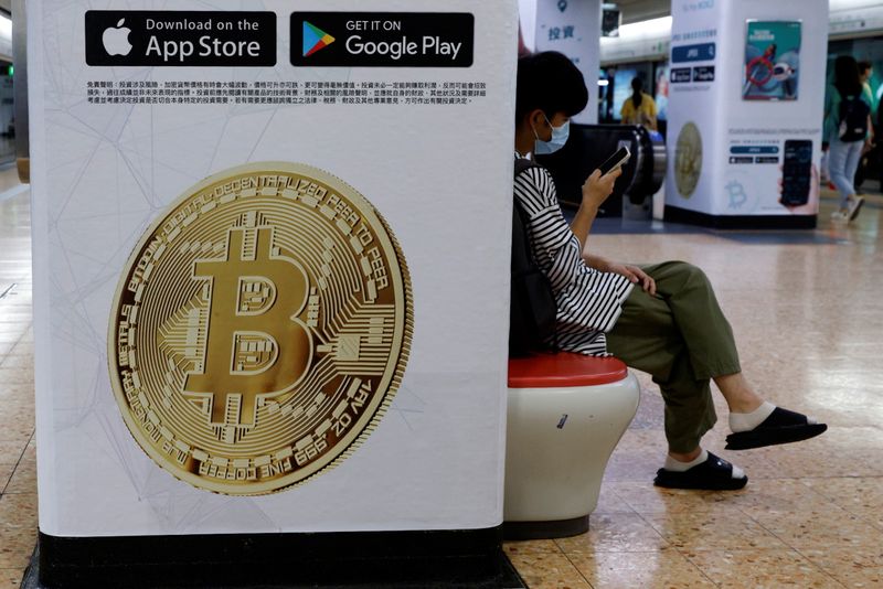 &copy; Reuters. A crypto exchange advertisement shows a Bitcoin symbol at Mass Transit Railway (MTR) station, in Hong Kong, China. October 27, 2021. REUTERS/Tyrone Siu