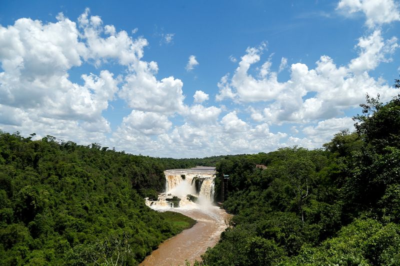 &copy; Reuters. Cachoeira em rio que deságua no Rio Paraná em Presidente Franco, no Paraguai
12/10/2021 REUTERS/Cesar Olmedo