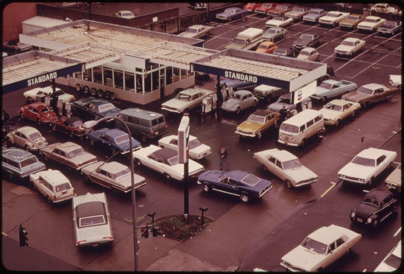 © Reuters. A view of a gas station during fuel rationing in Portland, Oregon, 1973. Drivers were limited to five gallons per vehicle on a first-come, first-serve basis.  National Archives/via REUTERS