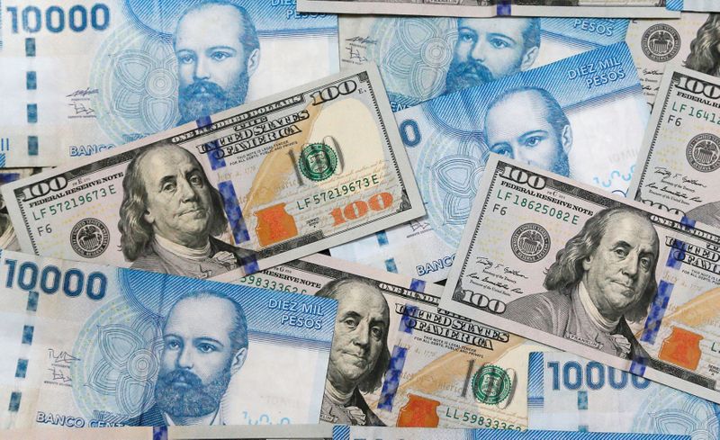 © Reuters. Imagen de archivo ilustrativa de billetes de 100 dólares y billetes de 10.000 pesos chilenos tomada el 1 de agosto, 2016. REUTERS/Rodrigo Garrido/Ilustración/Archivo