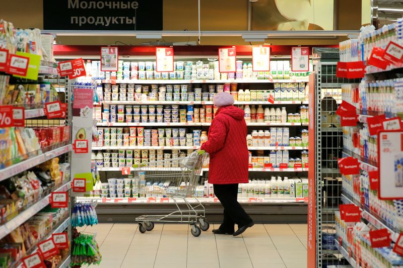 &copy; Reuters. Consumidora faz compras em supermercado de Moscou
20/10/2016
REUTERS/Maxim Zmeyev