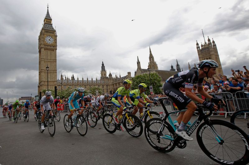 &copy; Reuters. FILE PHOTO: The pack of riders cycles on its way past the Big Ben clock tower and Houses of Parliament during the third 155 km stage of the Tour de France cycling race from Cambridge to London July 7, 2014.  REUTERS/Luke MacGregor
