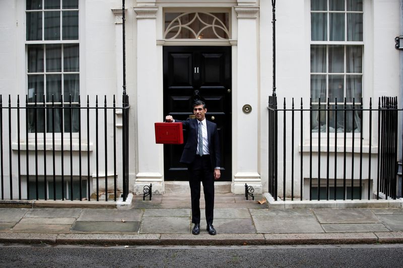 &copy; Reuters. Britain's Chancellor of the Exchequer Rishi Sunak holds the budget box outside Downing Street in London, Britain, October 27, 2021. REUTERS/Peter Nicholls