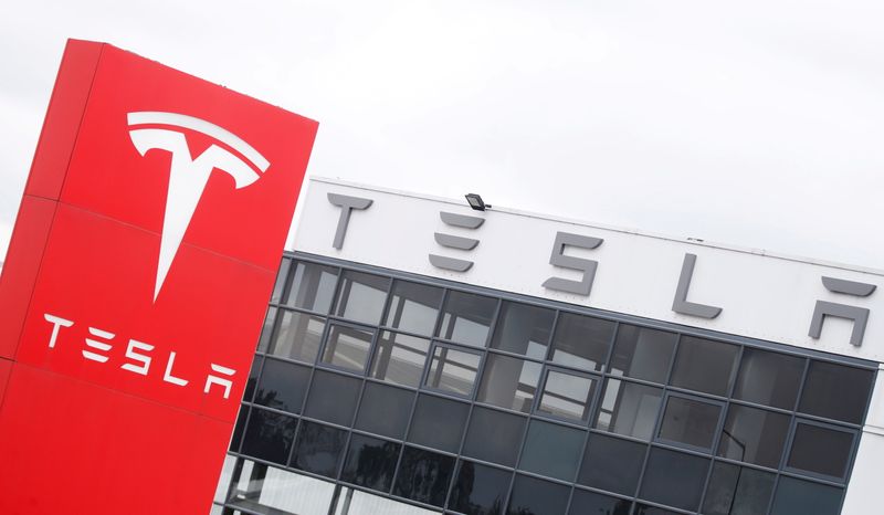&copy; Reuters. Logotipo da Tesla em uma revendedora em Londres. 14/5/2021. REUTERS/Matthew Childs