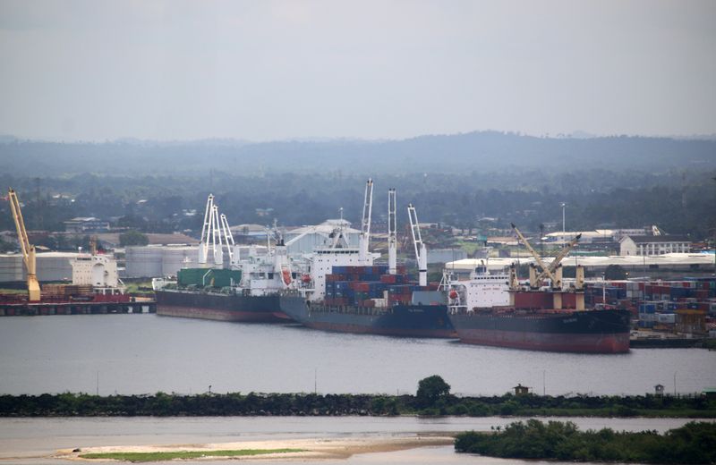 &copy; Reuters. Barcos y contenedores en el puerto franco de Monrovia