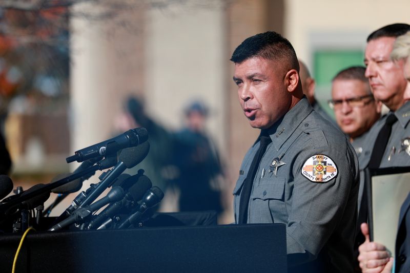 © Reuters. Santa Fe authorities hold a news conference after actor Alec Baldwin accidentally shot and killed cinematographer Halyna Hutchins on the film set of the movie 