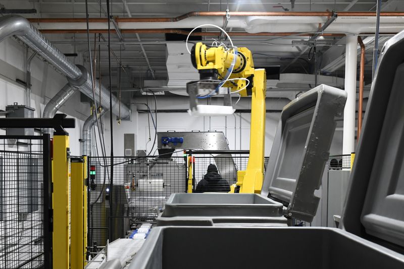 &copy; Reuters. FOTO DE ARCHIVO-Un brazo robótico carga bloques de hielo seco recién fabricados de cinco libras en contenedores de transporte en CryoCarb, en Beloit, Wisconsin, EE.UU. 4 de diciembre de 2020. REUTERS/Nicholas Pfosi 