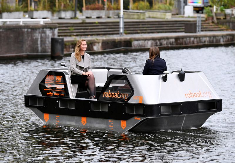 © Reuters. Pesquisadores experimentam barcos autônomos, os '' Roboats'' nas vias navegáveis de Amsterdã, na Holanda
REUTERS/Piroschka van de Wouw