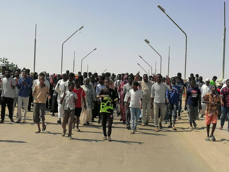 © Reuters. Sudanese demonstrators march and chant during a protest against the military takeover, in Atbara, Sudan October 27, 2021 in this social media image. Ebaid Ahmed via REUTERS 