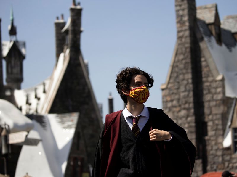 &copy; Reuters. Fã de Harry Potter visita parque da Universl na Califórnia
15/04/2021
REUTERS/Mario Anzuoni