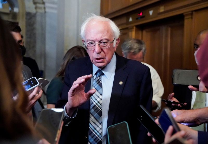 © Reuters. U.S. Senator Bernie Sanders (I-VT) speaks to reporters after a meeting with White House officials at the U.S. Capitol, October 27, 2021. REUTERS/Elizabeth Frantz 