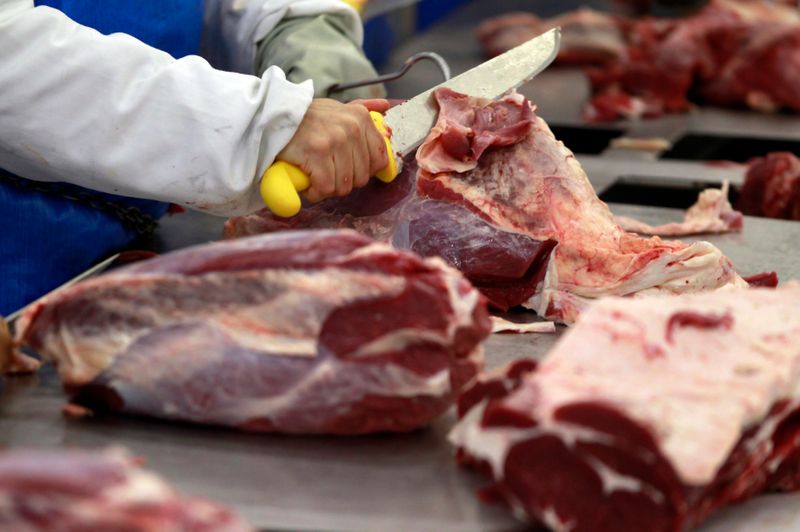 &copy; Reuters. Corte de carne bovina 
07/10/2011
REUTERS/Paulo Whitaker