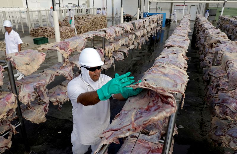 &copy; Reuters. Trabalhador separando carne em instalação da JBS em Santana de Parnaiba, Brasil. 
19/12/2017 
REUTERS/Paulo Whitaker