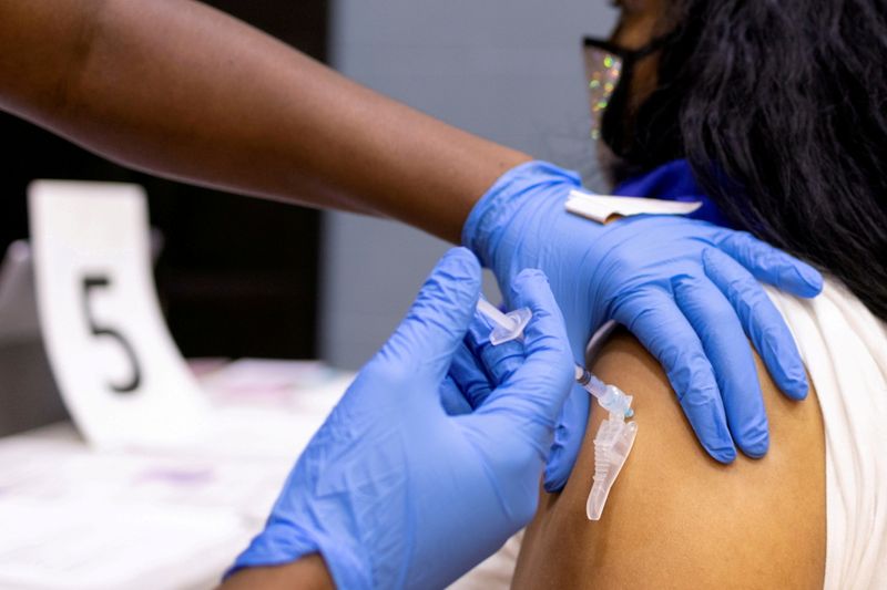 &copy; Reuters. FILE PHOTO: A woman receives a COVID-19 vaccine at a clinic in Philadelphia, Pennsylvania, U.S., May 18, 2021. REUTERS/Hannah Beier