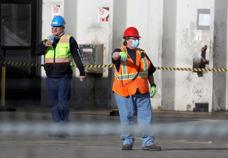 © Reuters. FILE PHOTO: Employees wear face masks at the JBS USA meat packing plant, where two members of the staff have died of coronavirus disease (COVID-19), as it remains operational in Greeley, Colorado, U.S. April 8, 2020. REUTERS/Jim Urquhart/File Photo