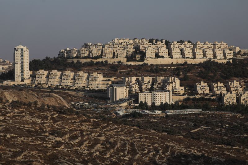 © Reuters. لقطة عامة لمستوطنة جبل أبو غنيم الإسرائيلية في الضفة الغربية المحتلة يوم الأربعاء. تصوير: عمار عوض - رويترز.