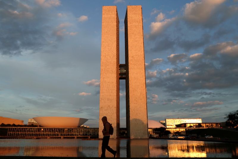 &copy; Reuters. Pessoa passa em frente ao prédio do Congresso Nacional em Brasília
19/03/2021
REUTERS/Ueslei Marcelino