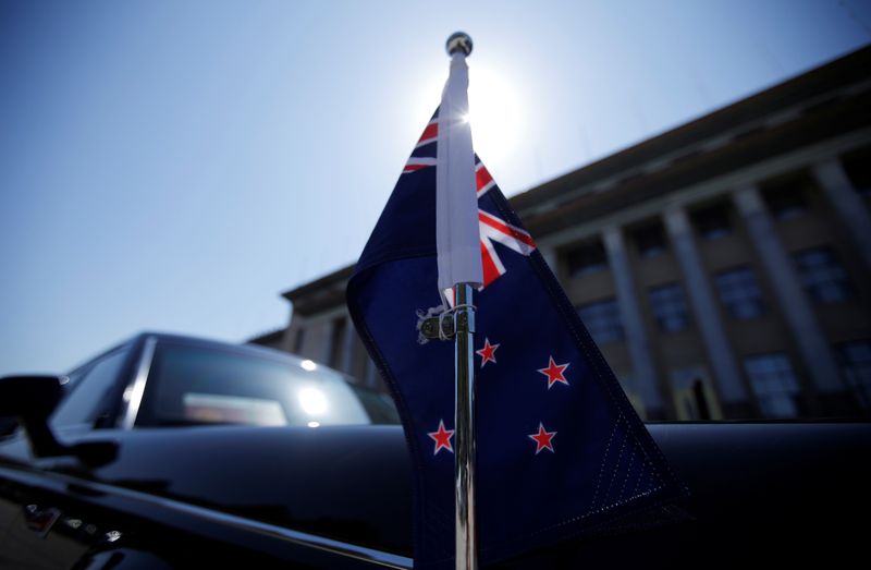 &copy; Reuters. １０月２８日、ニュージーランド南部の都市クライストチャーチで、新型コロナウイルスの新規感染者が２人確認された。市内で感染者が出るのは約１年ぶり。写真は同国の国旗。北京で２