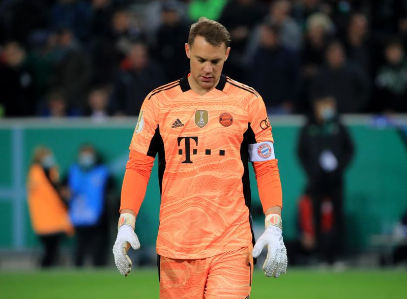 © Reuters. 　サッカーのドイツ杯は２７日、各地で２回戦の試合を行い、バイエルン・ミュンヘンがボルシアＭＧに０─５の大量失点で敗退した。写真は落胆するバイエルンのマヌエル・ノイアー（２０２１年　ロイター）