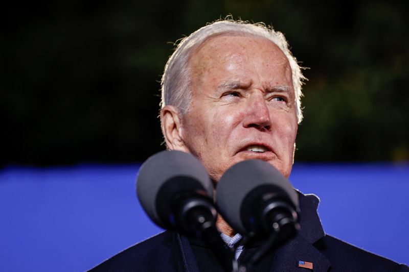 © Reuters. U.S. President Joe Biden campaigns for Democratic candidate for governor of Virginia Terry McAuliffe at a rally in Arlington, Virginia, U.S. October 26, 2021. REUTERS/Jonathan Ernst