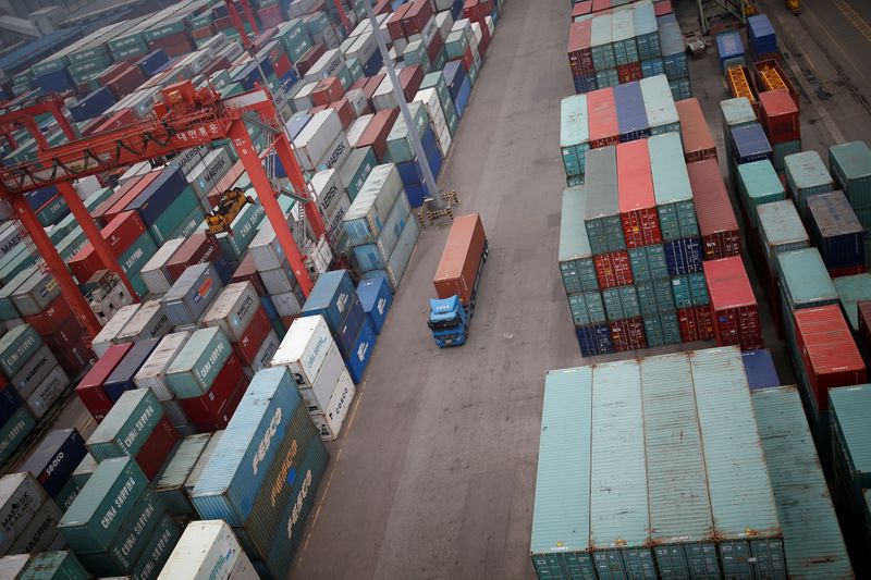 © Reuters. FILE PHOTO: A truck drives between shipping containers at a container terminal at Incheon port in Incheon, South Korea, May 26, 2016.  REUTERS/Kim Hong-Ji