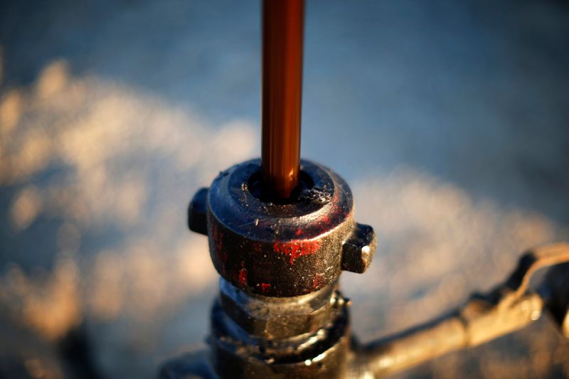 &copy; Reuters. ２８日の原油先物は続落。北海ブレント原油先物は２週間ぶりの安値を付けた。写真は２０１４年１０月、米カリフォルニア州ベーカーズフィールドで撮影（２０２１年　ロイター/Lucy Nichol
