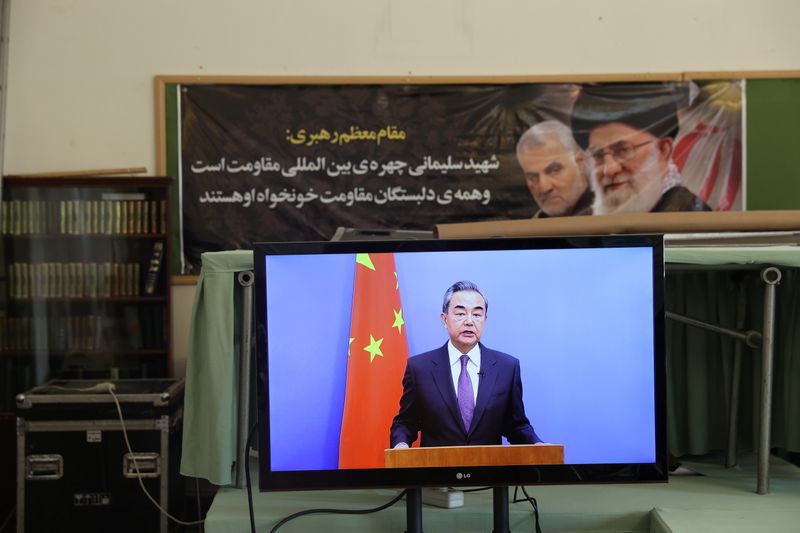 &copy; Reuters. وزير الخارجية الصيني وانغ يي يحضر اجتماعا عبر رابط فيديو مع وزراء خارجية دولا مجاورة لأفغانستان في العاصمة الإيرانية طهران يوم الأربعاء. 
(ص